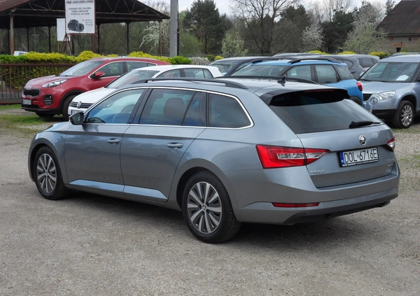 Skoda Superb cena 59900 przebieg: 182000, rok produkcji 2017 z Nałęczów małe 254